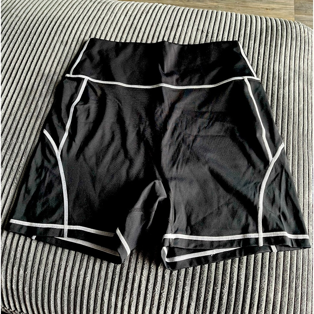 Buffbunny Wave Short 4” XL